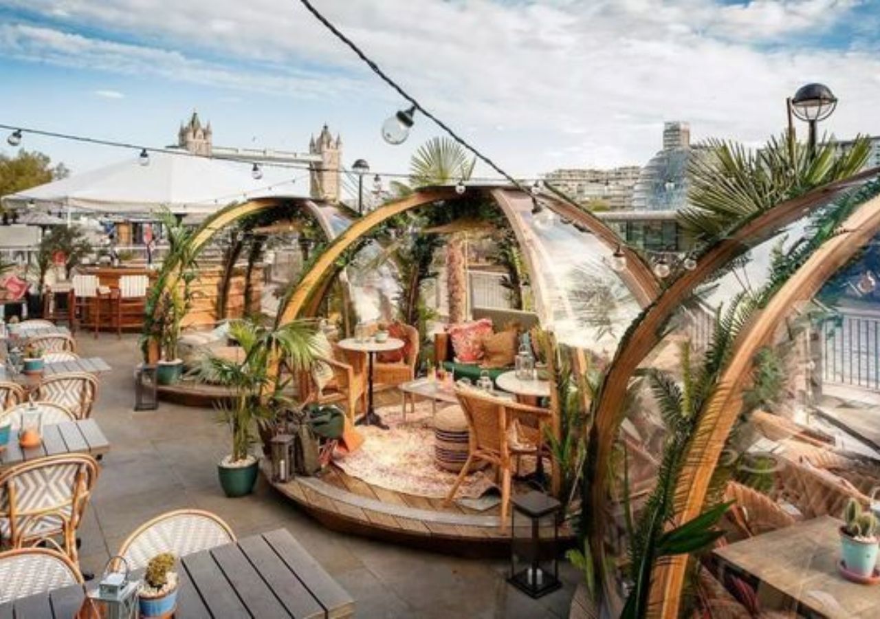 Ý tưởng 28: Cách trang trí quán cafe ngoài trời nổi bật hơn với các vòm kích độc lạ