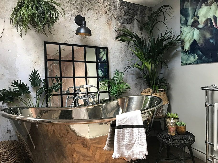 Kết hợp giấy dán tường giả bê tông với cây tạo nên không gian nhiệt đới