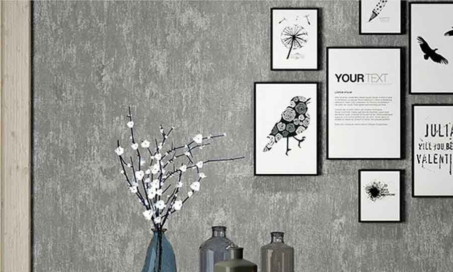 Bức tường nổi bật hơn với chất liệu giấy dán giả bê tông có điểm nhấn là những bức tranh trắng đen cổ mang một chút cổ xưa