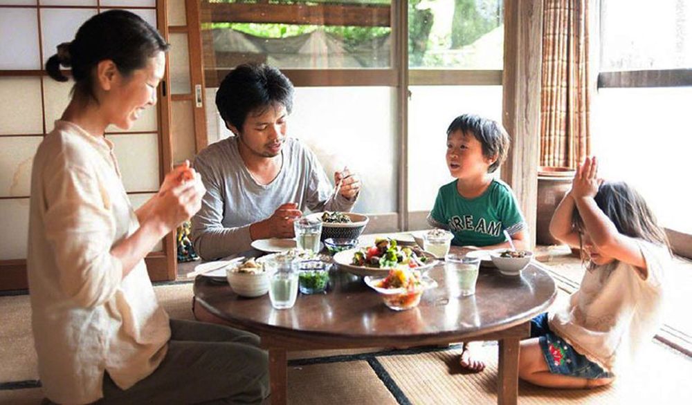 Bàn ăn ngồi bệt giúp gắn kết gia đình