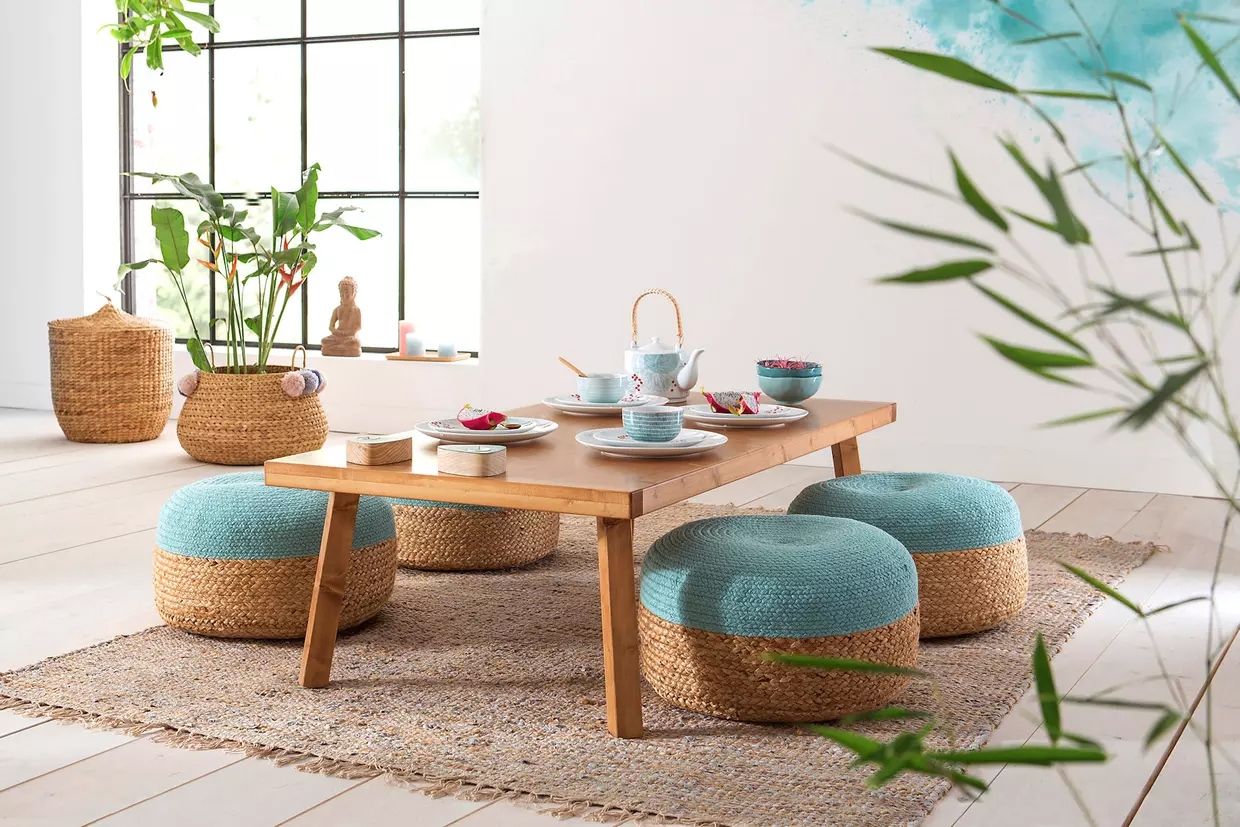 Bàn ăn 4 người ngồi bệt đẹp với bàn ăn chữ nhật và đôn lục bình xanh dương-vàng nâu lạ mắt