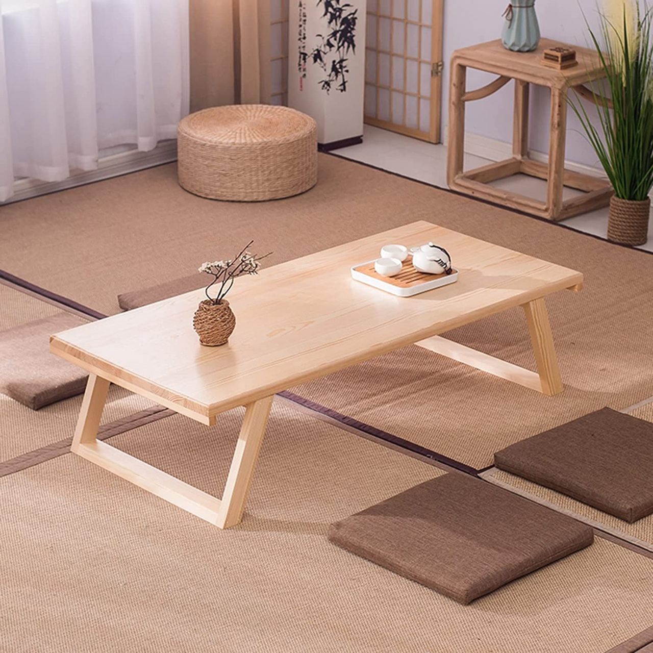 Bàn ăn ngồi bệt xếp được phối cùng đệm ngồi hình vuông màu nâu mộc mạc, giản dị