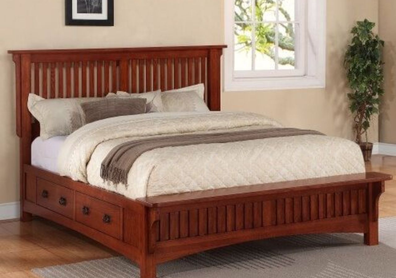 Giường ngủ làm từ gỗ xoan đào kết hợp tủ kéo chứa đồ và chân giường thấp