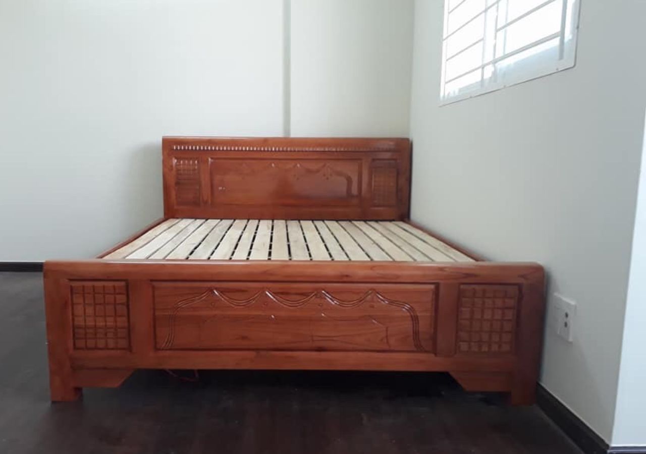 Giường gỗ xoan đào 1m6x1m8 chân thấp kiểu dáng đơn giản cách điệu bằng những chạm khắc hình vuông
