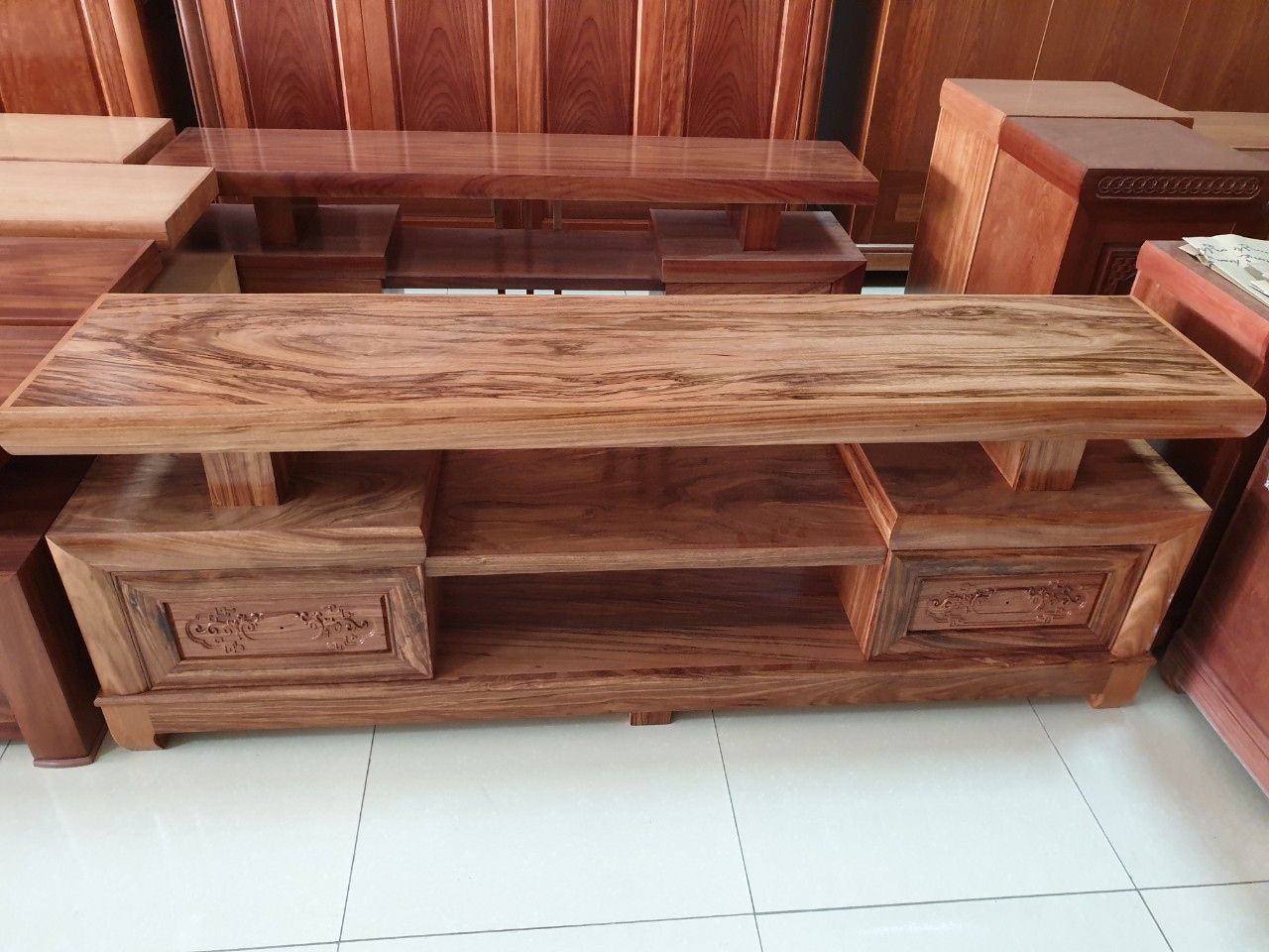 Mẫu kệ tivi nguyên khối 2 tầng tích tối ưu diện tích