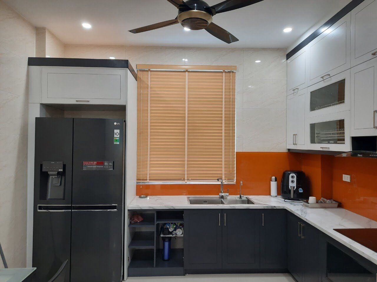 Mẫu rèm gỗ hiện đại đơn giản trong khu vực phòng bếp
