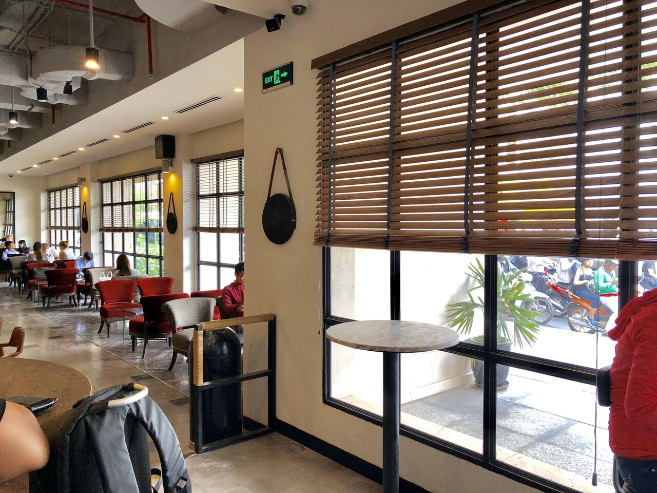 Rèm gỗ cao cấp thiết kế cho nhà hàng không gian rộng