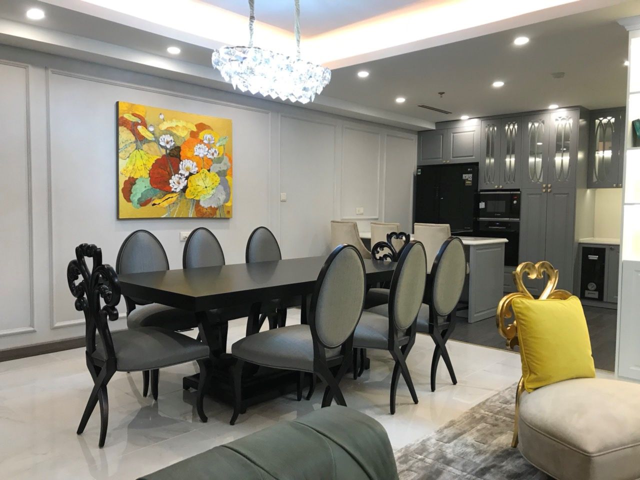 Mẫu 13: Bộ bàn ăn với màu đen toát lên vẻ sang trọng, rộng rãi chỗ ngồi cho gia đình đông người