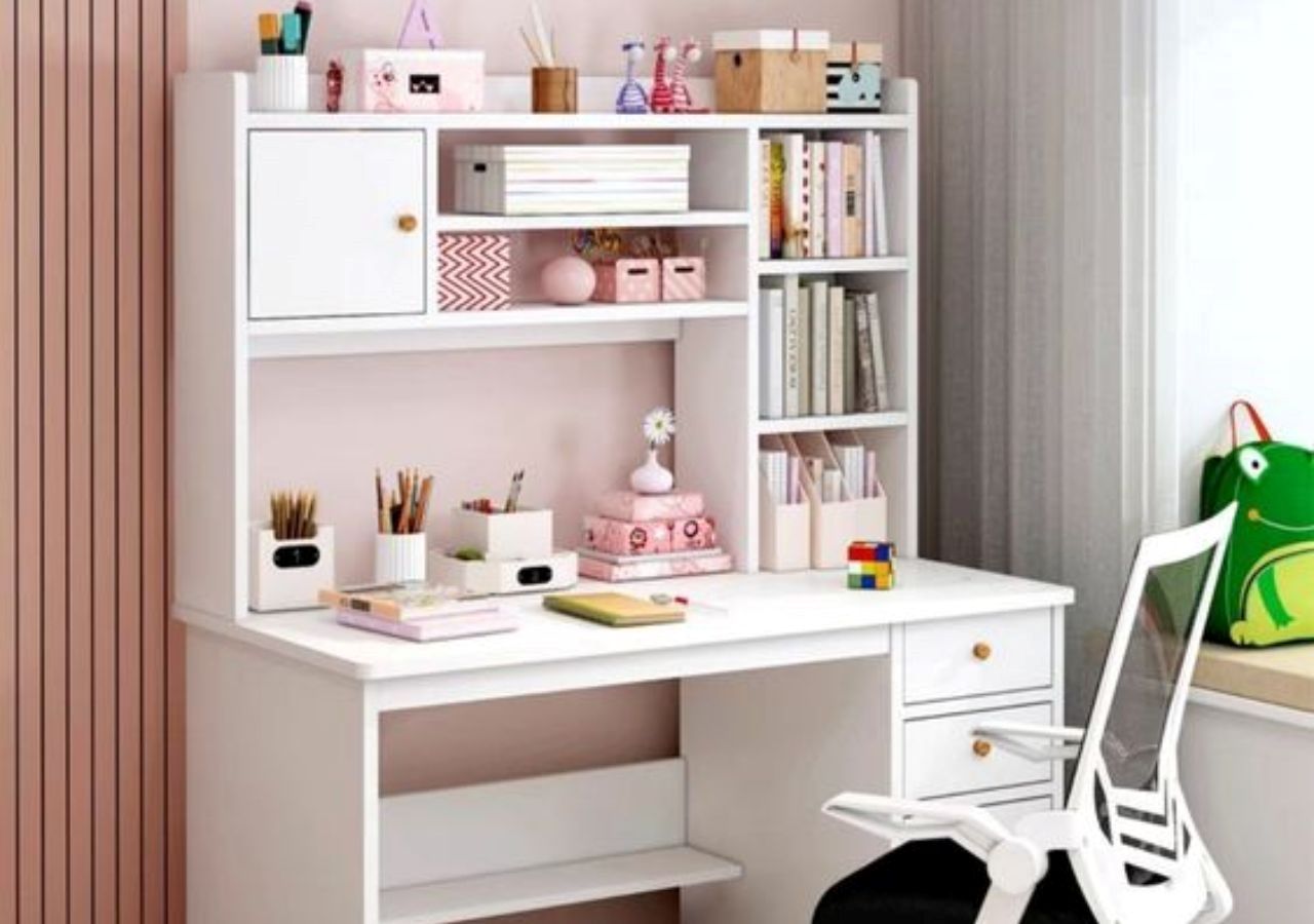 Không nên để quá nhiều phụ kiện lên kệ sách để tránh làm rối mắt