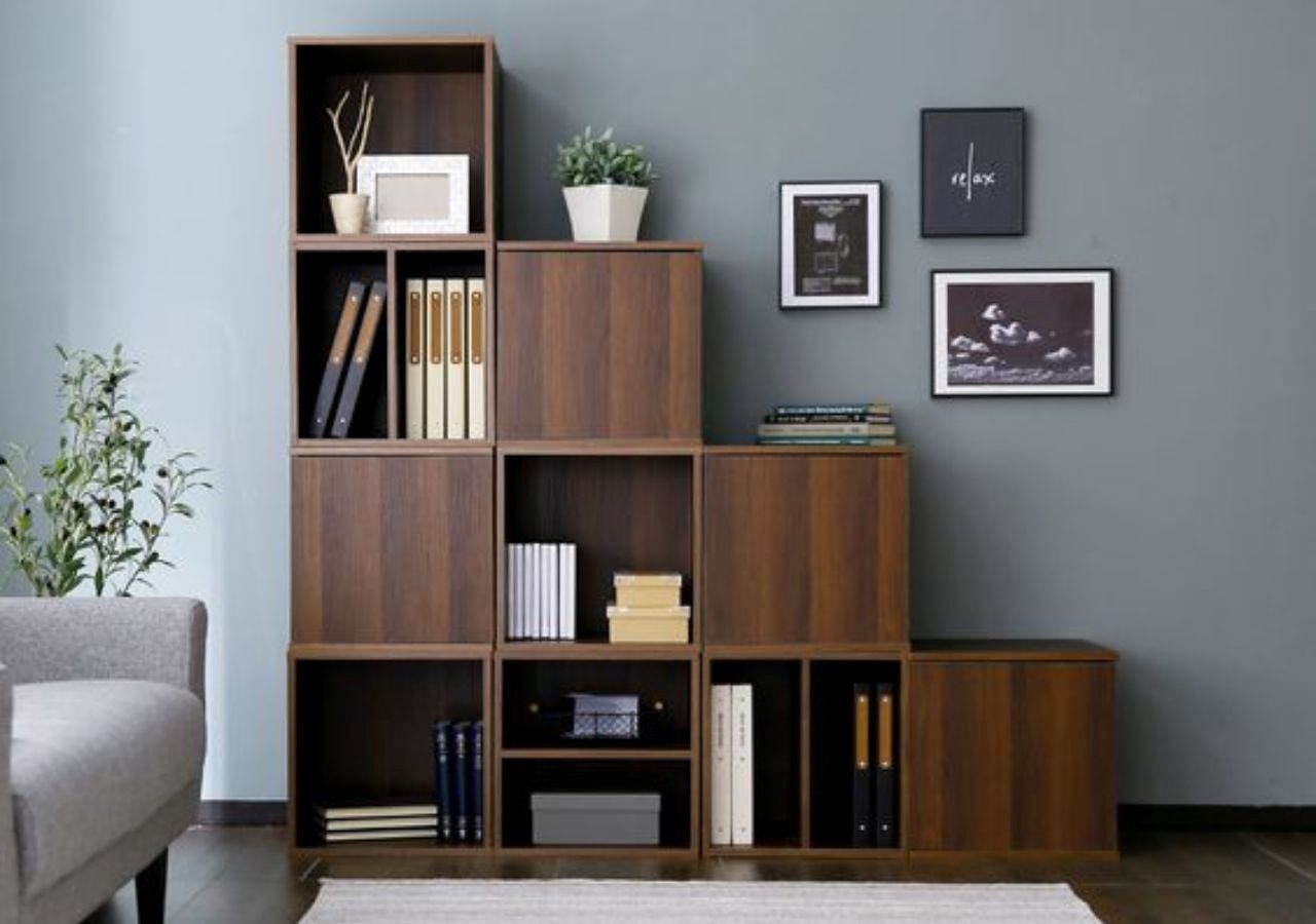 Cách 10: Trang trí kệ sách hình bậc thang