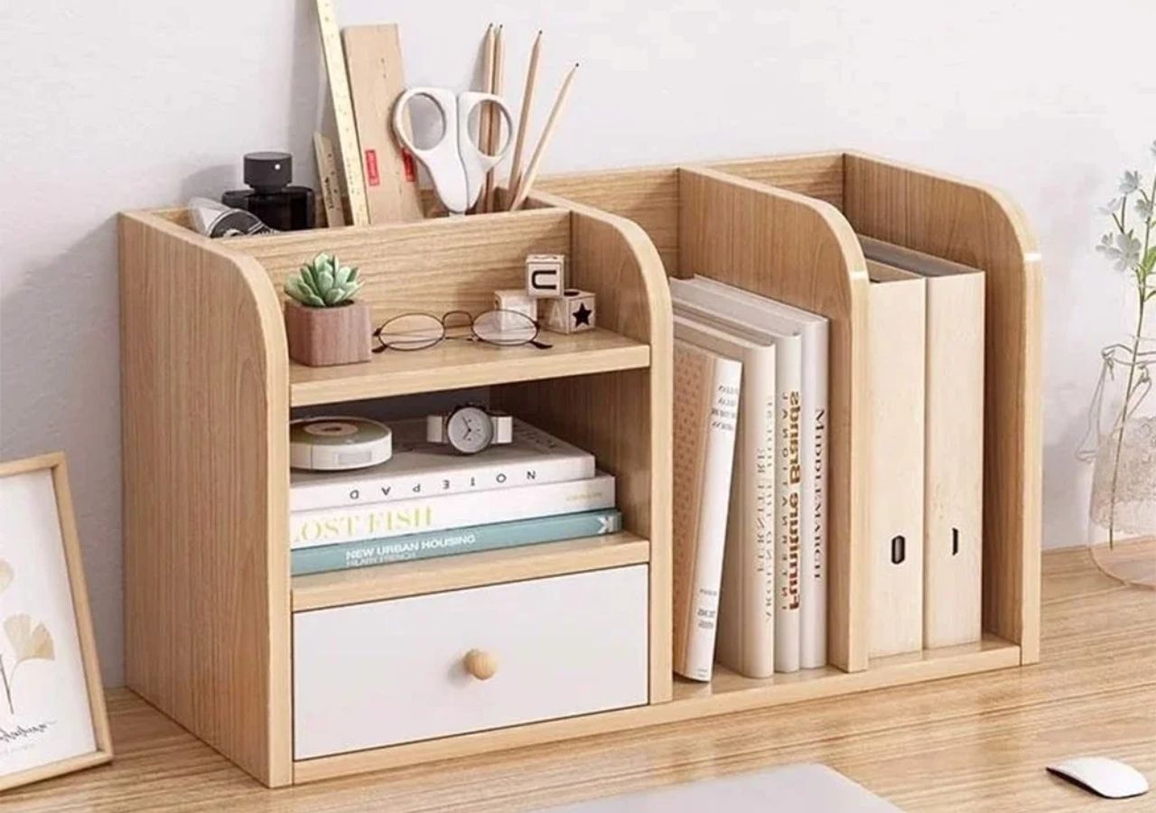 Cách 12: Trang trí kệ sách gỗ để bàn nhỏ bằng những phụ kiện mini