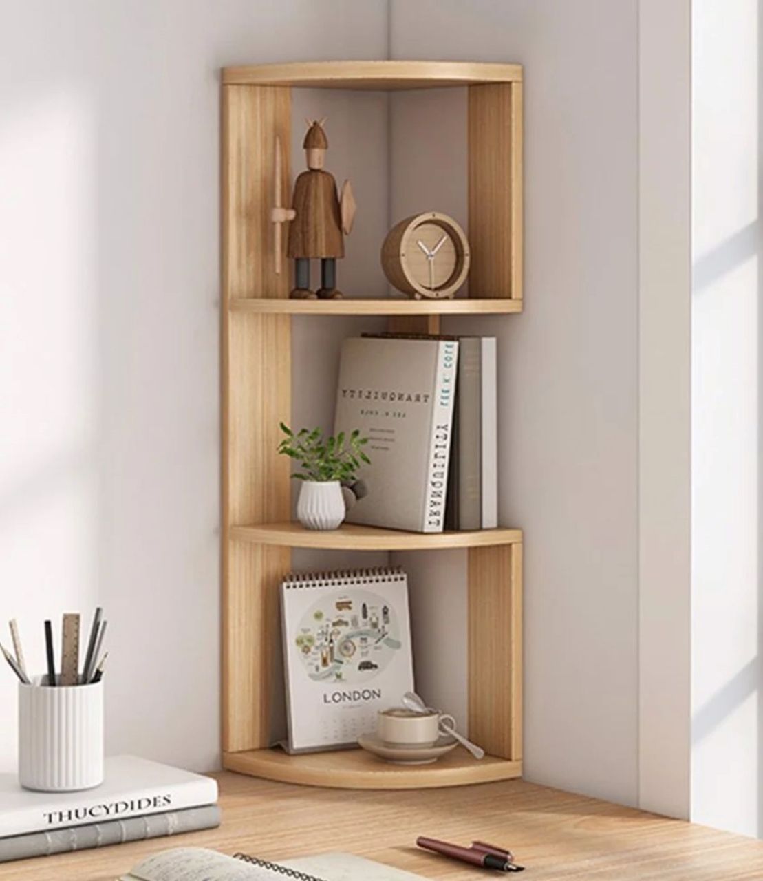 Cách 23: Trang trí kệ sách nhỏ để bản bằng quyển lịch và các phụ kiện mini dễ thương