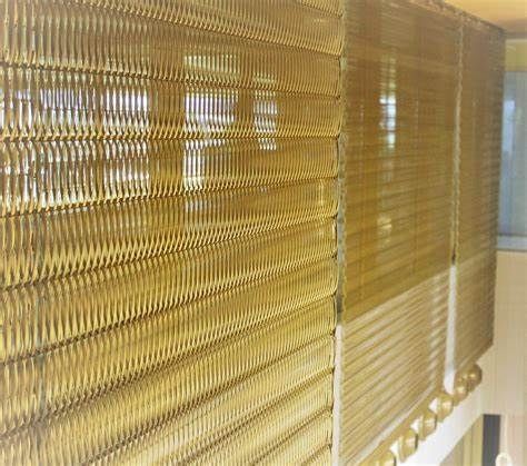 Không gian nổi bật hơn khi sử dụng rèm nhựa tông màu vàng