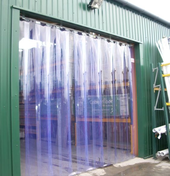 Rèm ngăn lạnh tại xưởng in giúp tránh được ánh nắng mặt trời trực tiếp nhưng vẫn có đủ độ sáng phù hợp