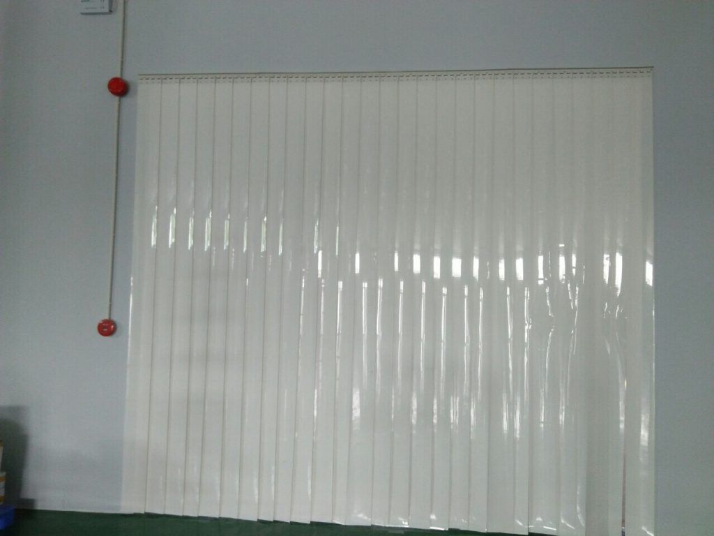 Rèm nhựa cho không gian xưởng tiện nghi, hiện đại và không mất công chỉnh sửa, kéo rèm giống như các loại rèm khác