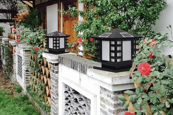 Mẫu 9: Đèn trang trí tường rào