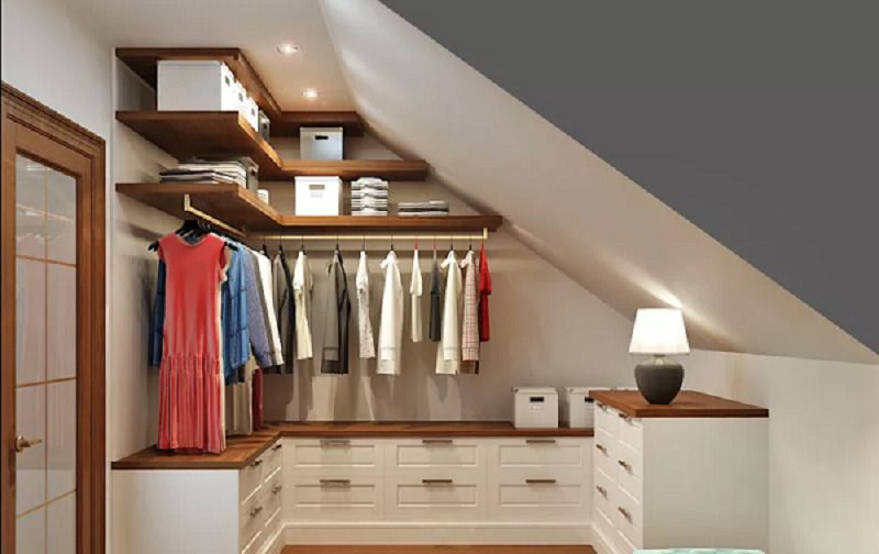 Đặt tủ quần áo treo tường ở gầm cầu thang giúp tiết kiệm không gian một cách hiệu quả