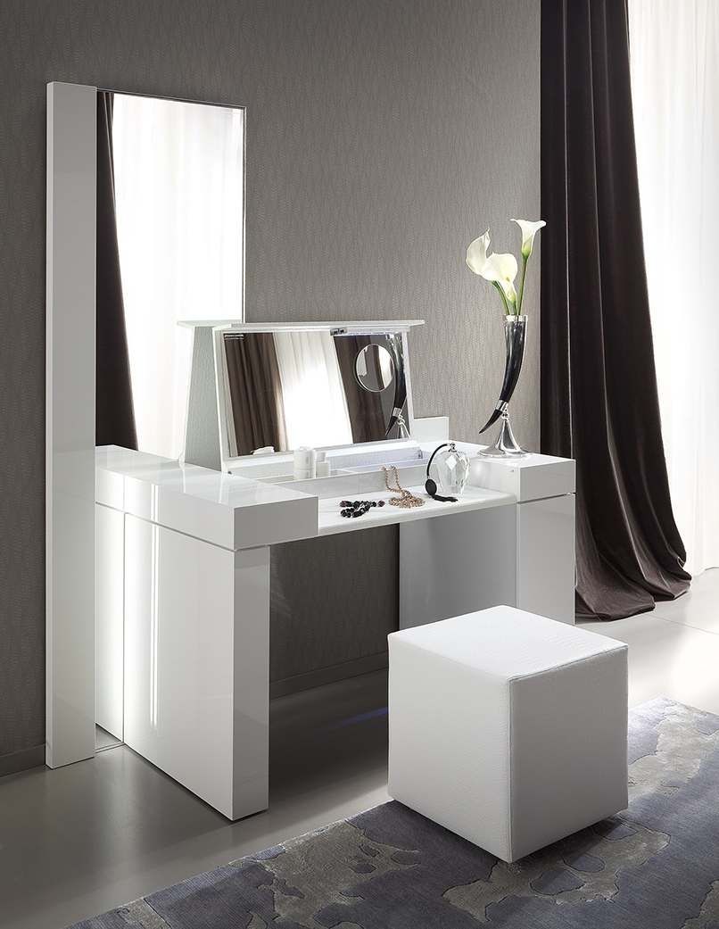 Thiết kế bàn trang điểm nhựa giấu gương tiện dụng mới lạ