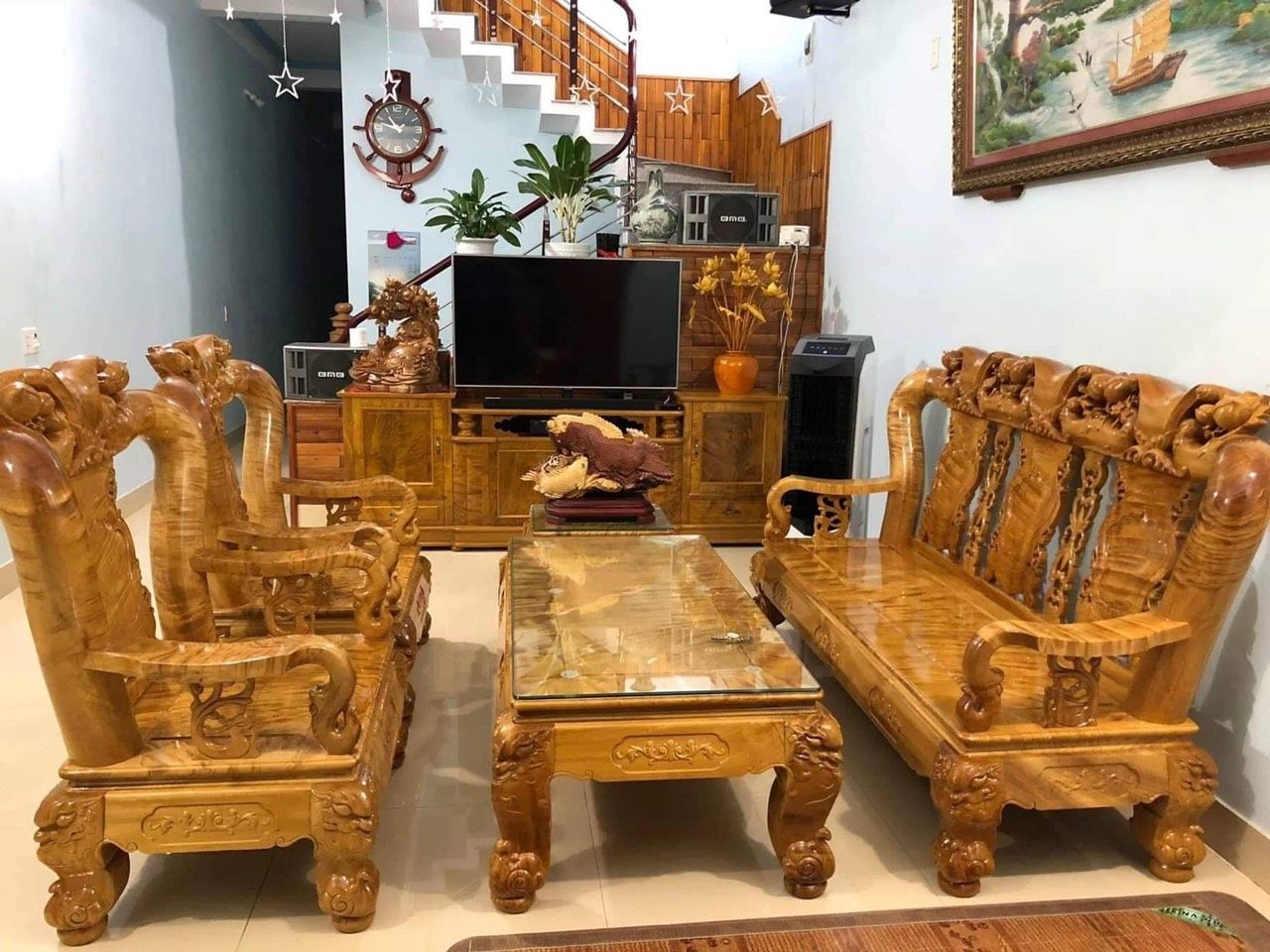 Bàn ghế phòng khách bằng gỗ dổi được điêu khắc sắc sảo vô cùng ấn tượng