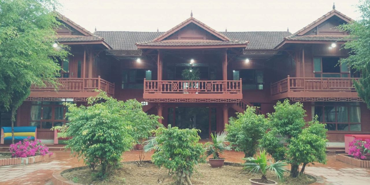 Nhà sàn làm hoàn toàn bằng gỗ dổi màu nâu thanh lịch mang đậm bản sắc Việt