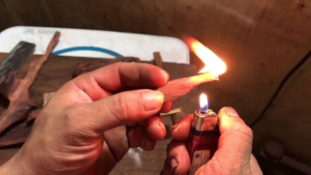 Đốt và quan sát màu khói gỗ sưa để phân biệt chính xác