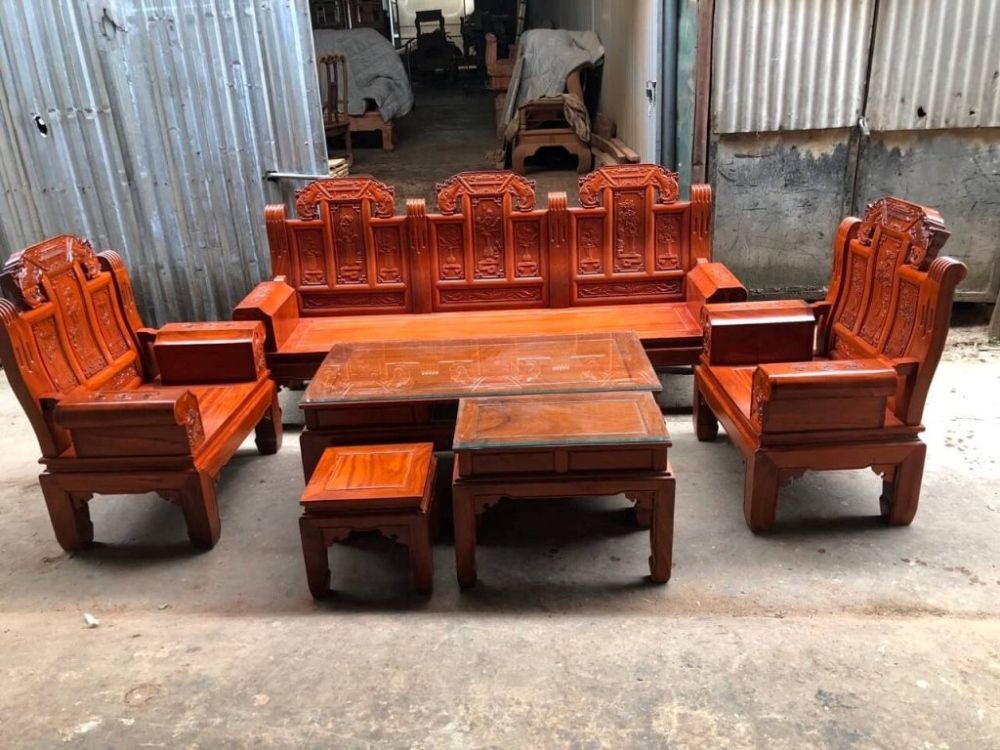 Nội thất bàn ghế được làm bằng gỗ sồi đỏ đẹp sang trọng