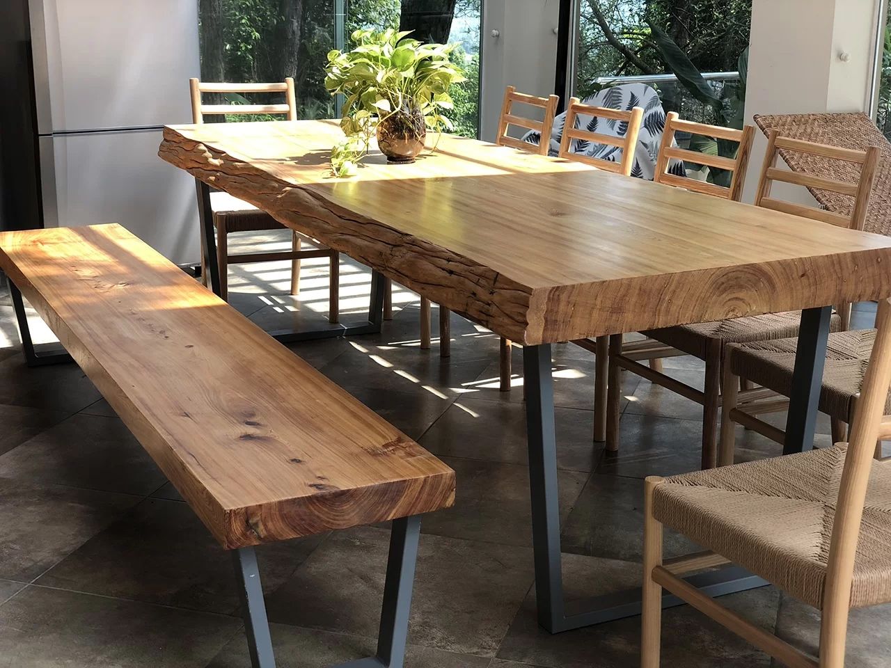 Bàn ghế ăn gỗ pơ mu màu vàng đẹp mắt, trang nhã