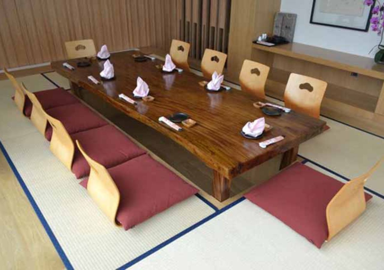 Bàn ăn cơm ngồi bệt 10 chỗ lót đệm nhung đỏ ấn tượng