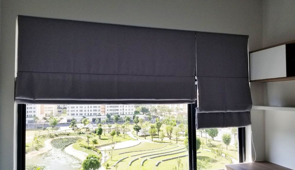 Mẫu 29: Rèm xếp lớp màu đen đảm bảo chắn ánh nắng và sự riêng tư tốt