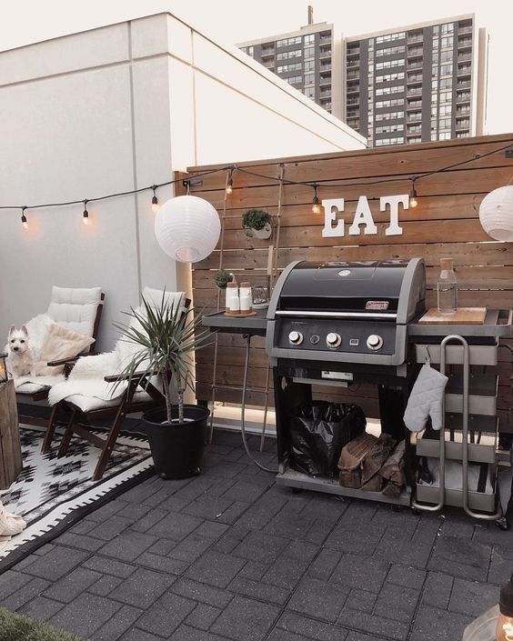 Set up một góc tiệc tùng với bếp nướng BBQ cực chill ngay trên sân thượng