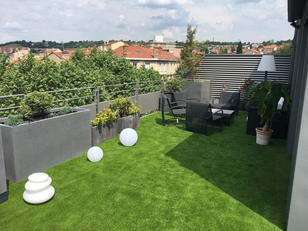 Kết hợp thảm cỏ với đồ nội thất đơn giản là bạn đã có một thiết kế sân thượng đẹp mắt