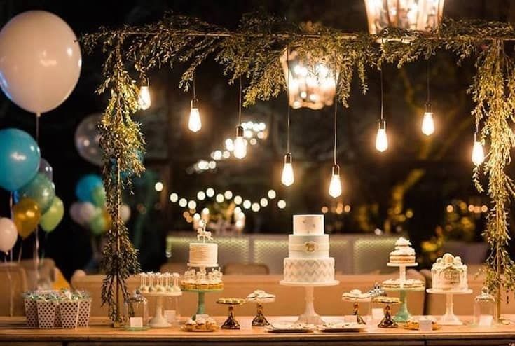 Bàn tiệc sinh nhật ngoài trời tại sân thượng sẽ vô cùng lãng mạn và mát mẻ