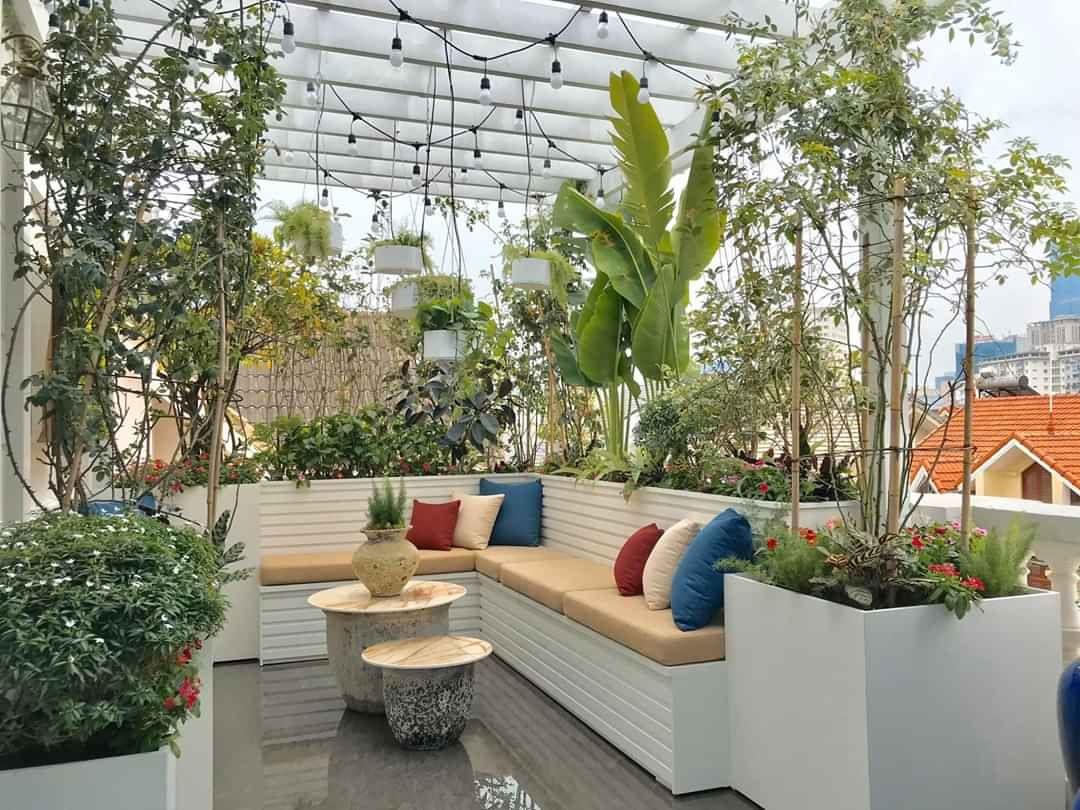 Trang trí sân thương với ghế sofa đệm chữ L