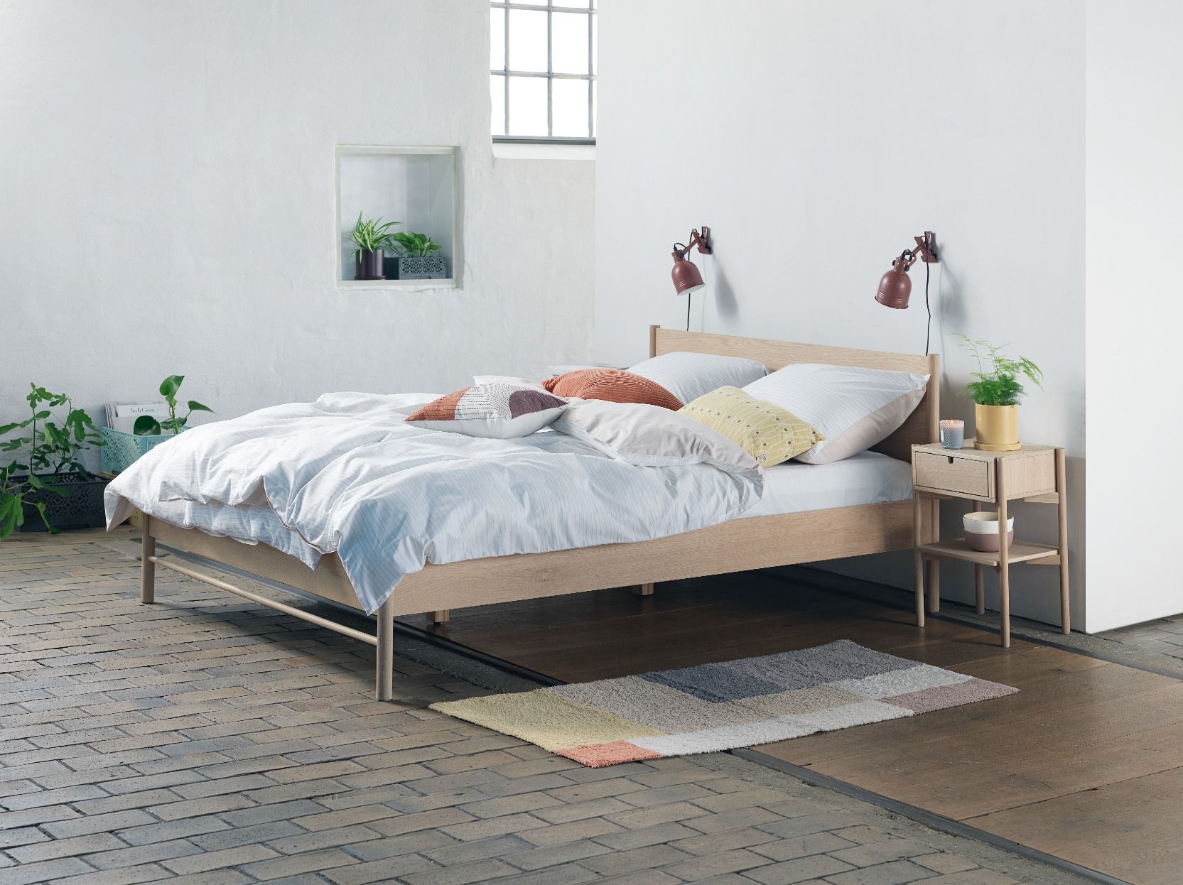 Giường gỗ sồi thiết kế chân trụ tròn đơn giản nhưng đẹp và tinh tế