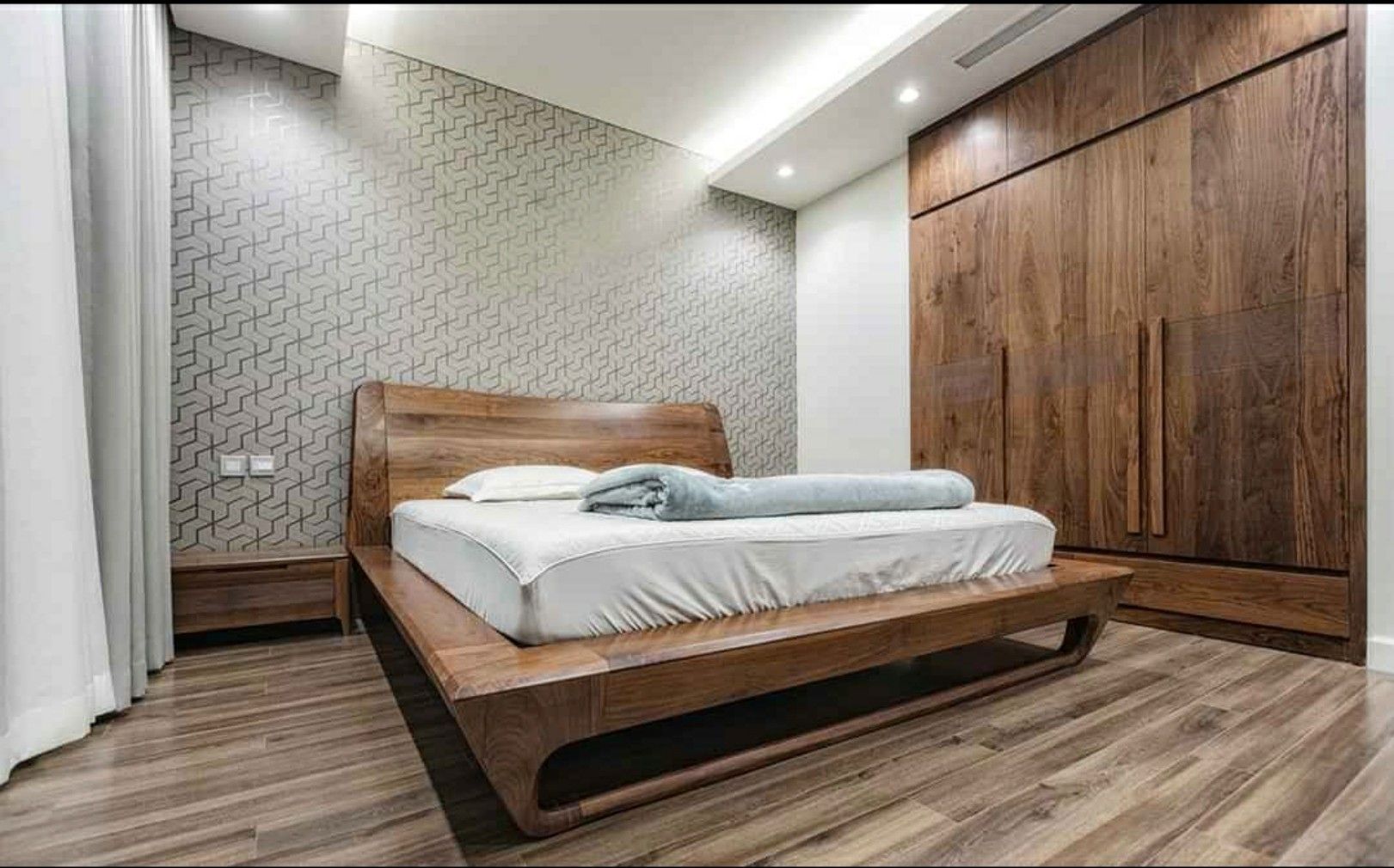 Mẫu giường gỗ óc chó sang trọng thể hiện đẳng cấp riêng