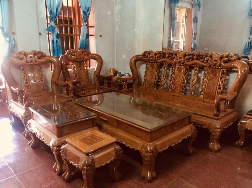 Bộ bàn ghế được làm từ gỗ đinh hương