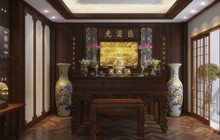 Phòng thờ với nội thất gỗ óc chó chạm khắc cầu kỳ theo phong cách truyền thống, không gian càng nổi bật thêm với cách bố trí thêm 2 lục bình lớn đối xứng hai bên