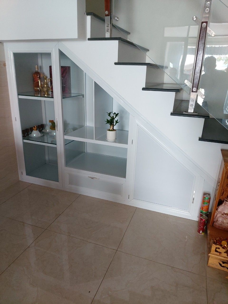 Tủ trang trí gầm cầu thang màu trắng tinh tế, nhã nhặn