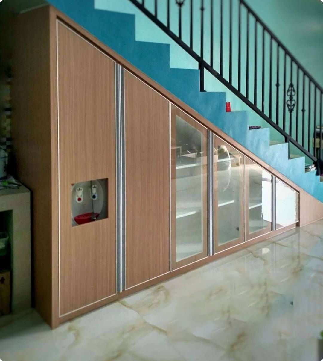 Tủ trang trí cầu thang có ngăn chứa bình nóng lạnh tinh tế, thẩm mỹ