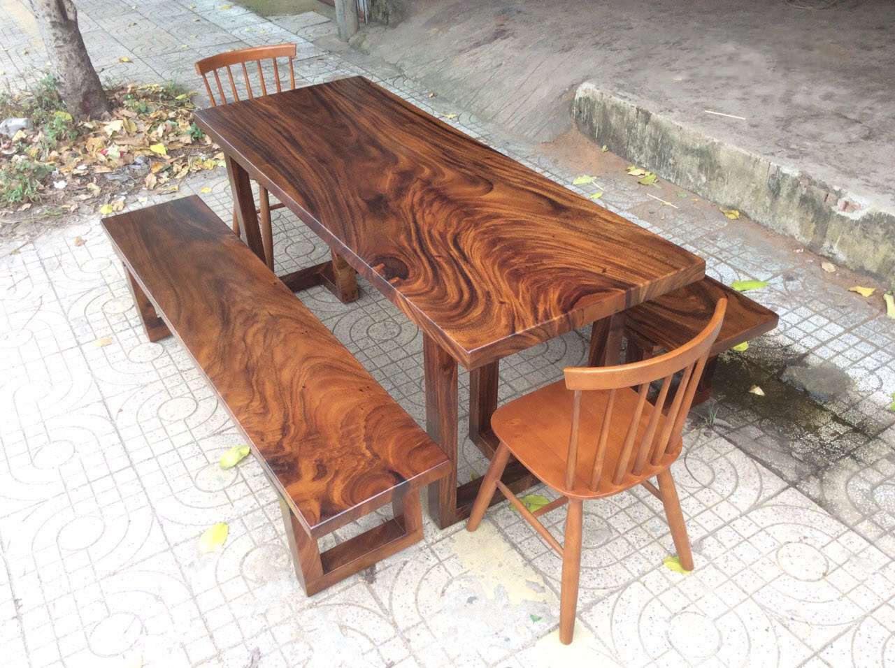 Bàn ăn gỗ me tây với đường vẫn quyến rũ