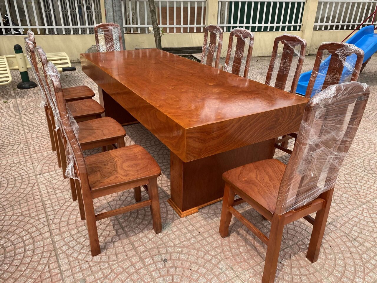 Bàn ăn gỗ hương đá thiết kế đơn giản, đường vân đẹp lạ