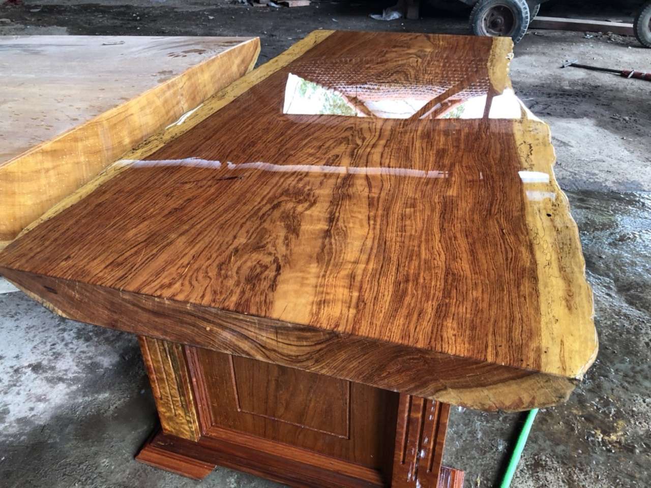 Bàn ăn gỗ cẩm lai nguyên khối với đường vân nhỏ nhưng chi tiết, sắc nét