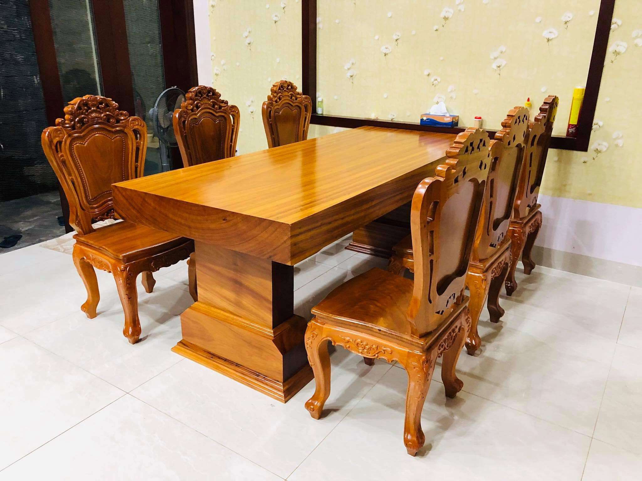 Bàn ăn gỗ tấm nguyên khối đơn giản nhưng cực kỳ đẳng cấp