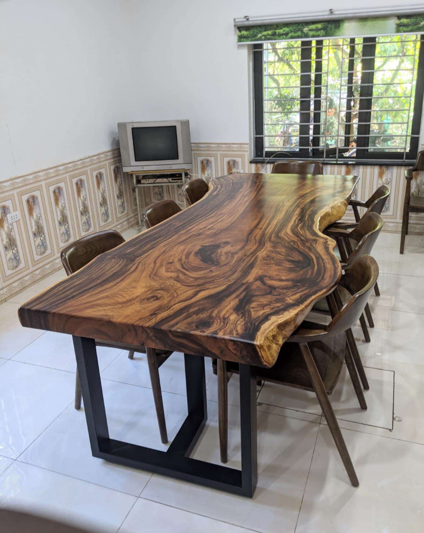 Bàn ăn gỗ nguyên khối không quá cầu kỳ nhưng vẫn tô điểm không gian thêm đẹp