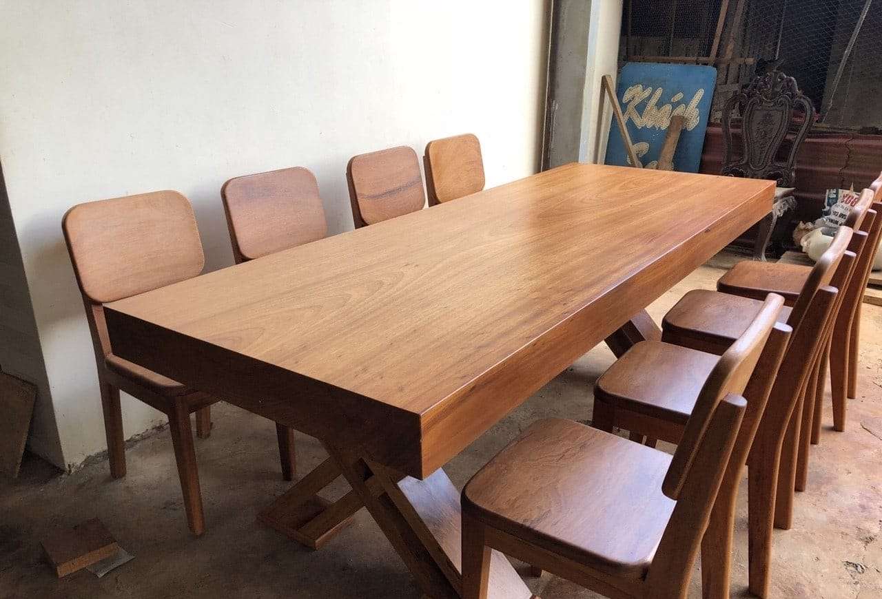 Bàn ăn gỗ nguyên khối với đường cắt hoàn hảo, chỉn chu