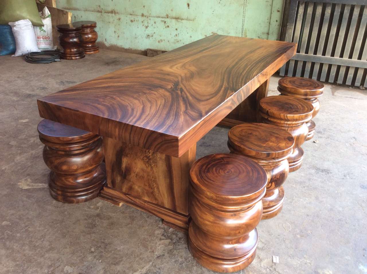 Bàn và đôn ghế gỗ tự nhiên nguyên bộ với đường vân gỗ vô cùng hút mắt