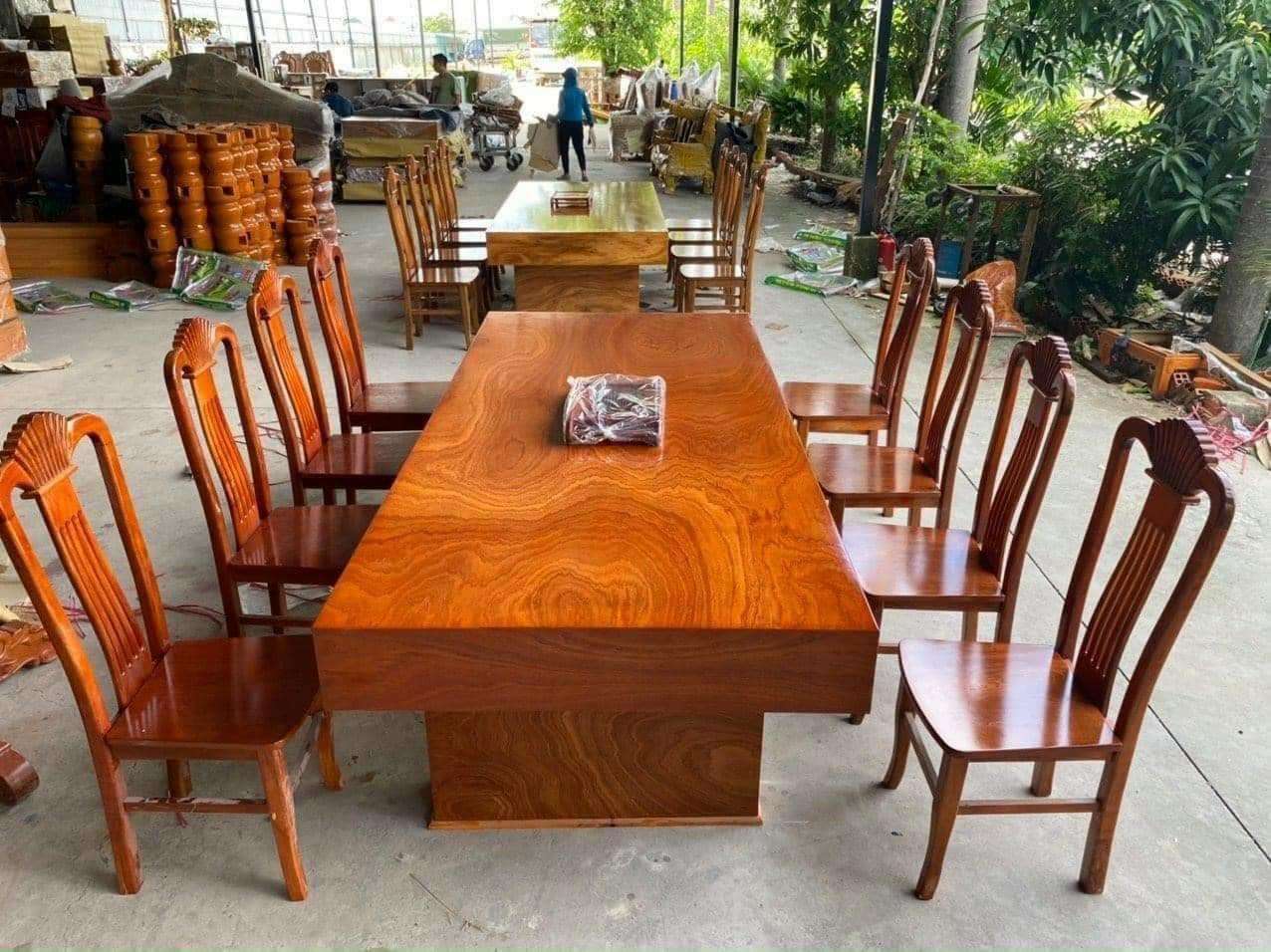 Bàn ăn gỗ xoan đào với đường vân gỗ loang rất đẹp