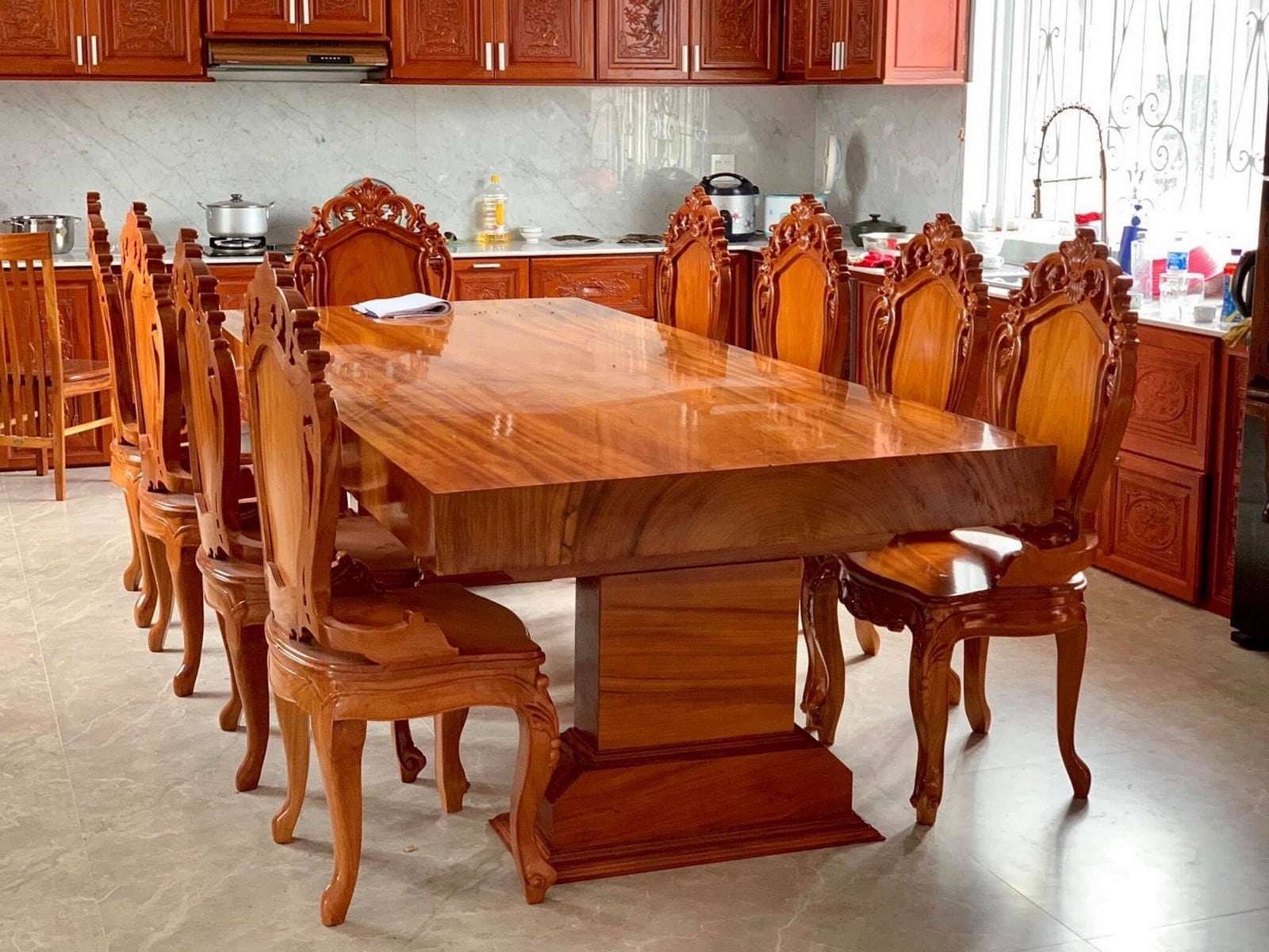 Bàn ăn gỗ màu đỏ cam vừa cao cấp vừa ấm cúng cho không gian