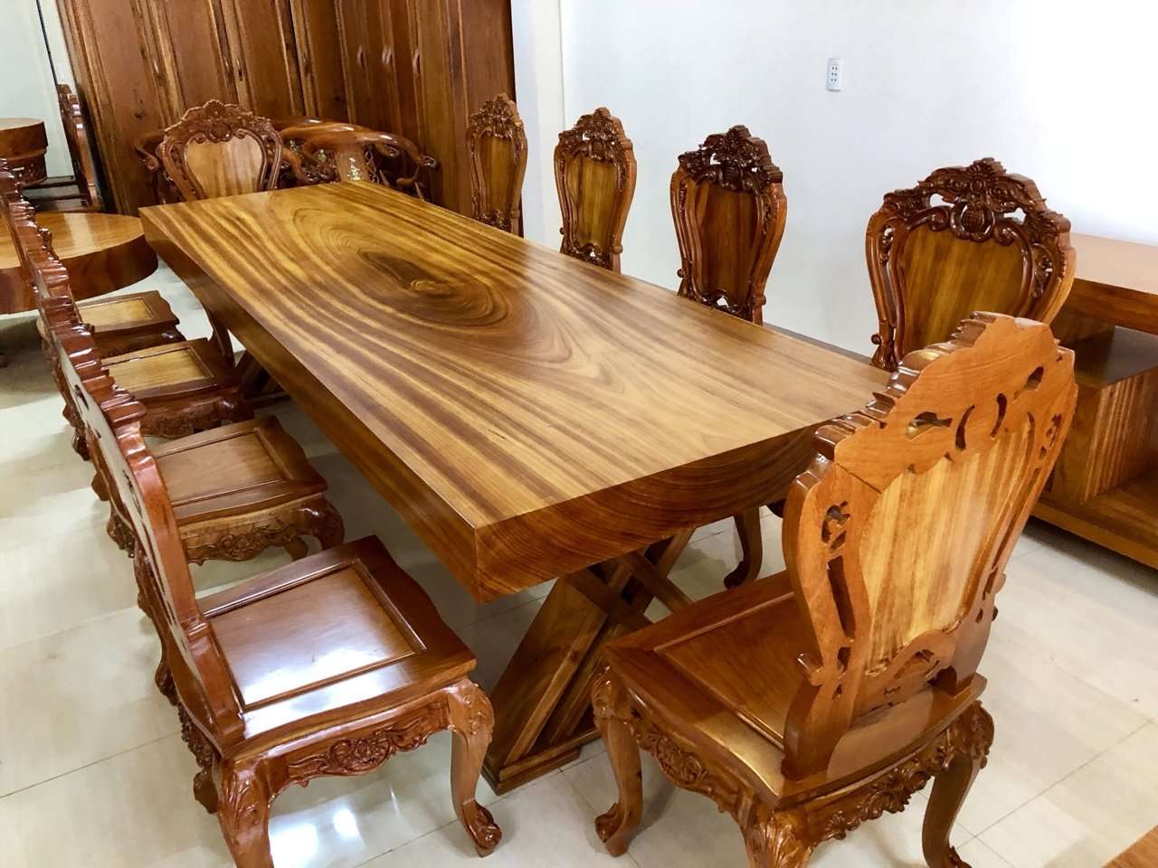 bàn ăn gỗ nguyên khối 10 ghế vân gỗ siêu sang