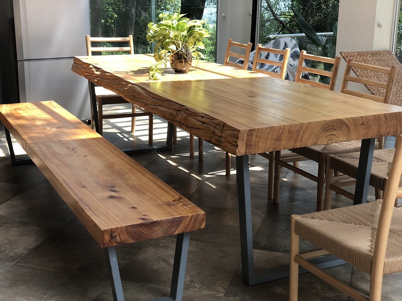 Bàn ăn gỗ nguyên khối đơn giản nhưng vô cùng hiện đại với chân sắt chắc chắn